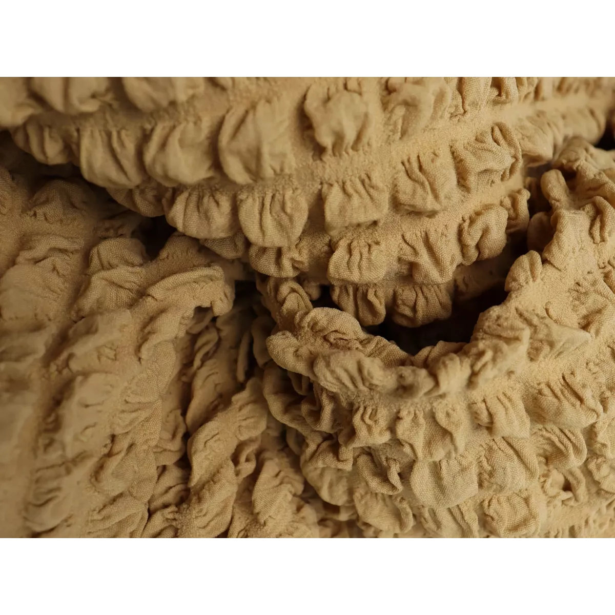 Чехол на угловой диван с оборкой бежевый