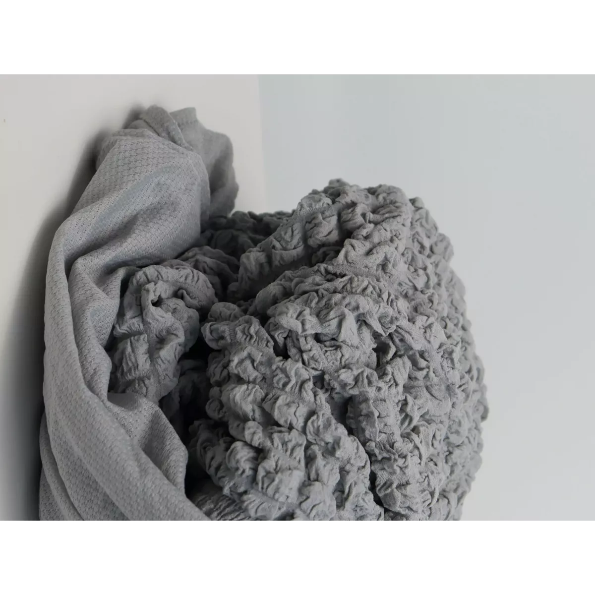 Чехол на прямой трехместный диван и два кресла с оборкой серый