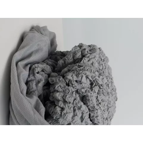 Чехол на прямой трехместный диван и два кресла с оборкой серый