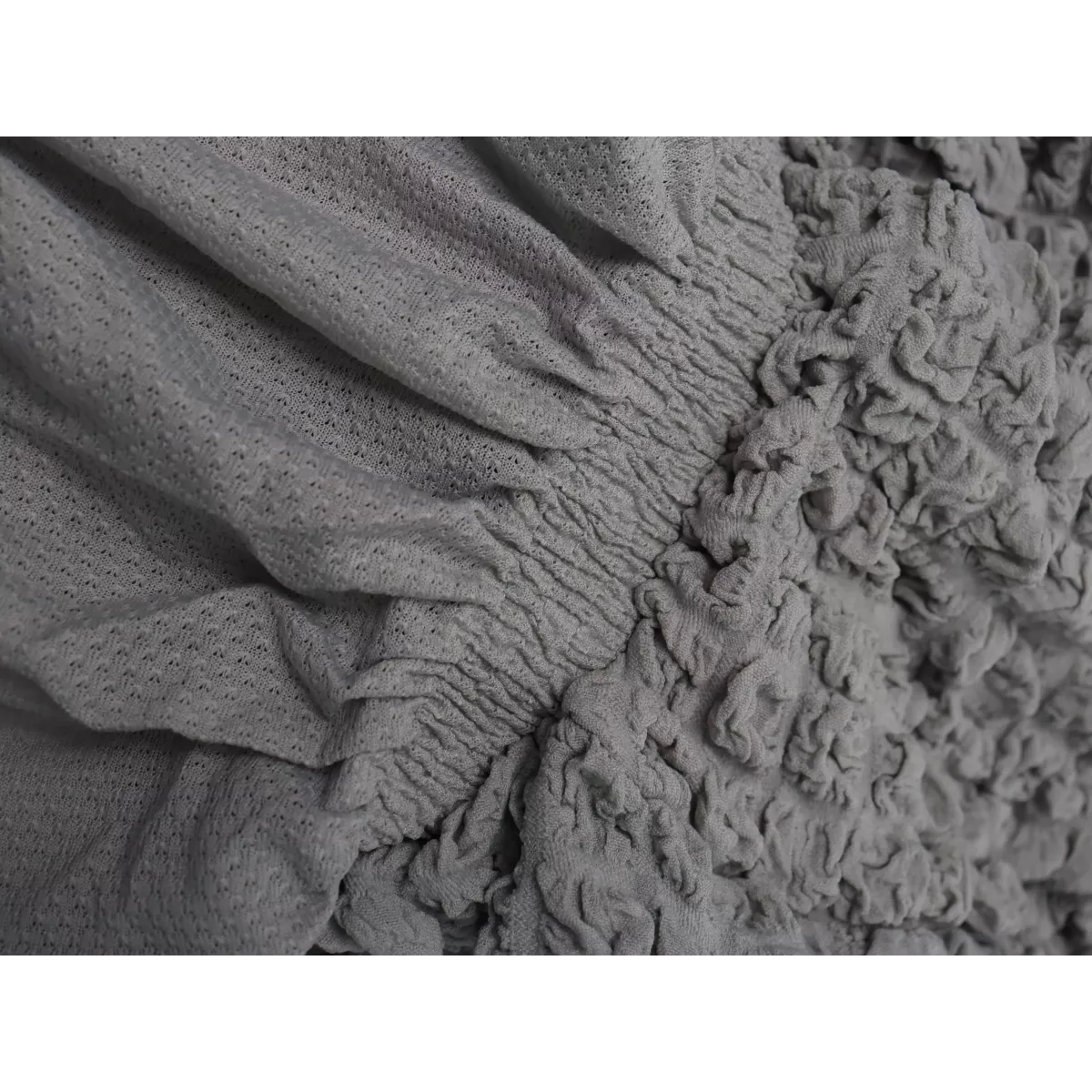 Чехол на прямой трехместный диван и два кресла с оборкой серый