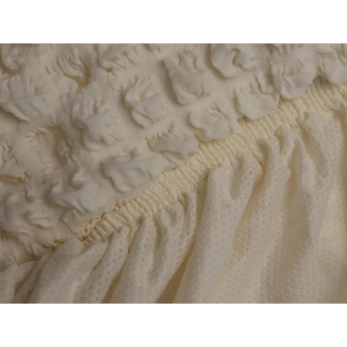 Чехол на угловой диван с оборкой бежевый